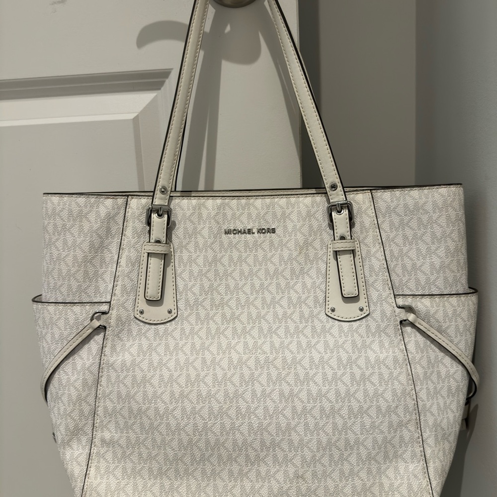 Michael Kors Cream Tote Bag ♥️ like new, barely used. ❤️